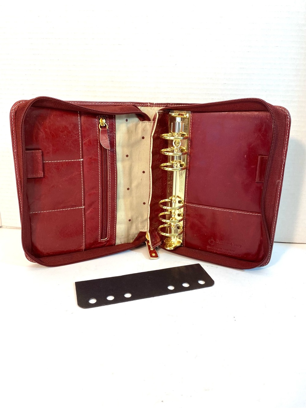 FRANKLIN COVEY Red Leather Zippered Compact Binder